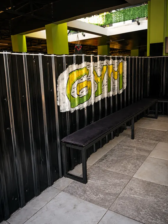 Giriş koridoru ve bekleme bankı — YÇFİT Nizip