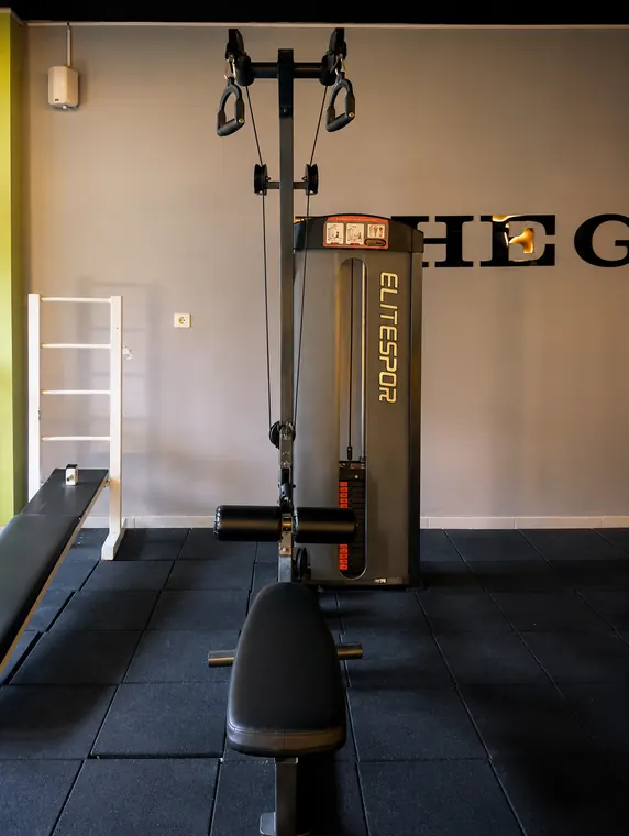 Lat pulldown (üstten çekiş) — YÇFİT Nizip