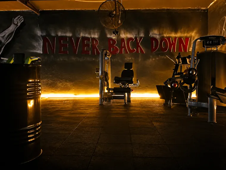 Makine sırası — “Never Back Down” duvarı — YÇFİT Nizip