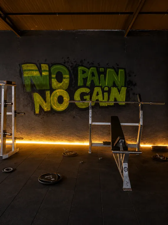“No Pain No Gain” duvarı ve sehpa — YÇFİT Nizip
